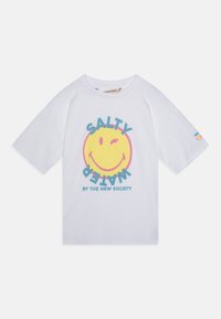 Hvit bomull t-skjorte med et stort gult smilefjes som blunker, omgitt av teksten "SALTY WATER" i blå og rosa bokstaver. Korte ermer.