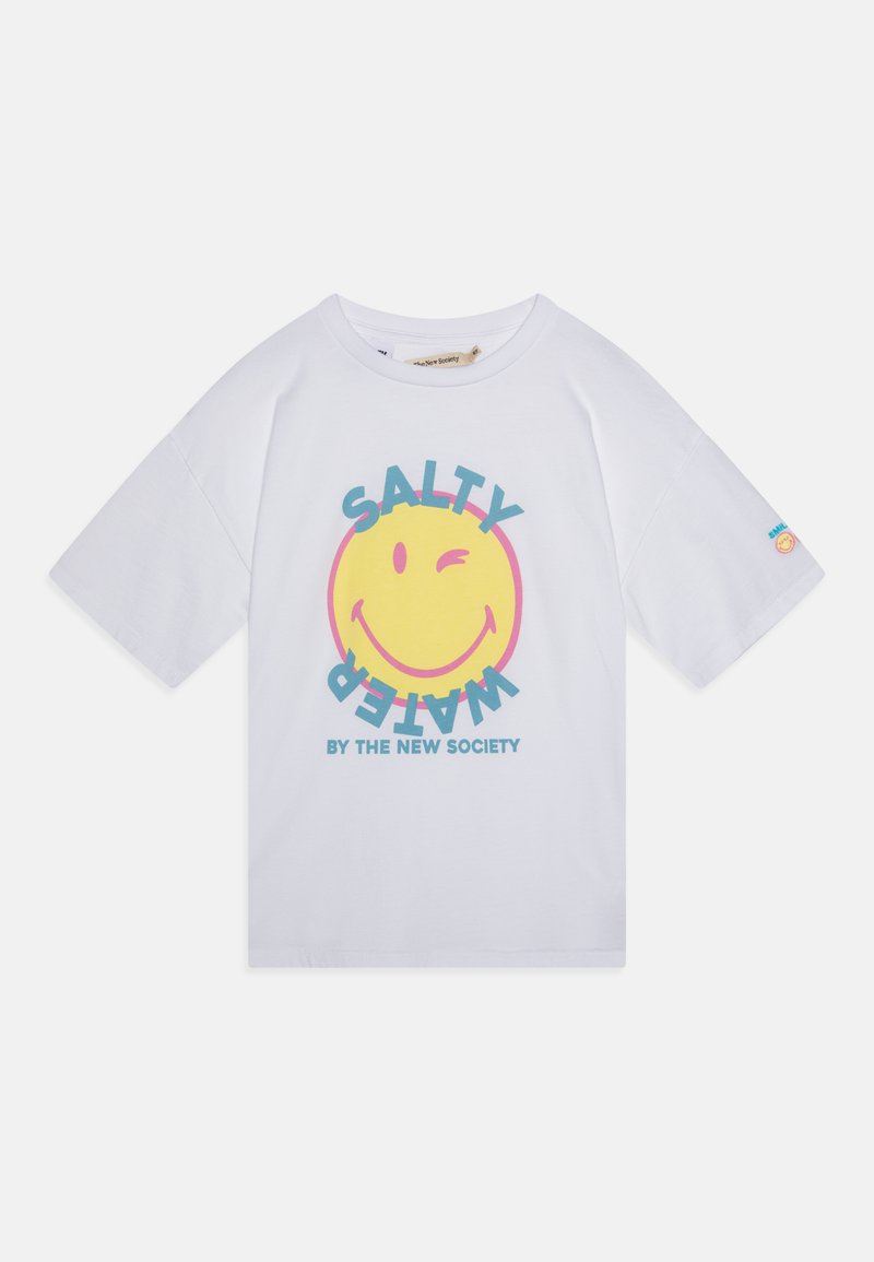T-shirt bianca in cotone con un grande faccione sorridente giallo che fa l'occhiolino, circondato da "SALTY WATER" in lettere blu e rosa. Maniche corte.