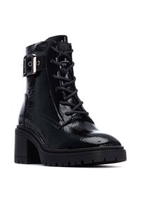 Botas de tobillo de charol negro con tacón ancho, cordones en la parte delantera y detalle de hebilla lateral. Superficie texturizada con un acabado brillante.