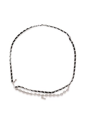 Cinturón de cadena plateada entrelazado con tela negra y cierre ajustable con broche sobre fondo blanco.