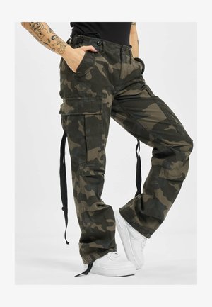 Pantalons cargo avec un motif camouflage vert et marron ; dotés de poches, de cordons de serrage réglables à la taille et de poignets fuselés.