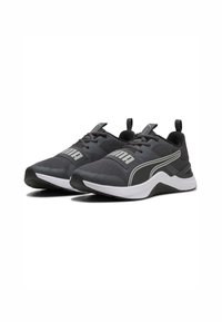 Sorte atletiske sneakers med en mesh-overdel, der har et gråt logo og detaljer, en polstret tunge og en hvid mellemsåle med tekstureret ydersål.