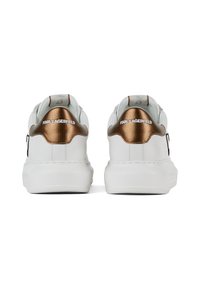 Sneaker bianchi con una tomaia in pelle liscia, dettagli in metallo bronzo sulla parte posteriore e rifiniture testurizzate sul retro con marchio logo.