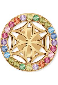 Pendente circolare in oro con intricate aperture e gemme colorate: rosa, viola, blu, verde, arancione, disposte lungo il bordo.