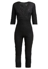 Combinaison en dentelle noire avec manches trois-quarts, décolleté en V profond, taille cintrée et jambes étroites raccourcies.