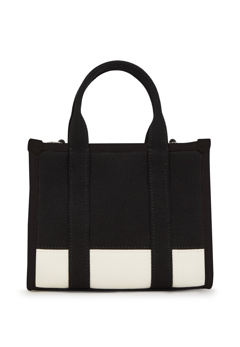 Sac fourre-tout en toile noire avec deux poignées courtes et des panneaux blancs contrastants à la base. Comprend une fermeture éclair et des coins renforcés.