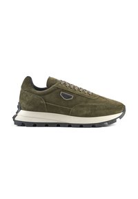 Sneaker in suede verde oliva con suola in gomma grigia, punta arrotondata e chiusura con lacci. Presenta dettagli testurizzati e un logo laterale.