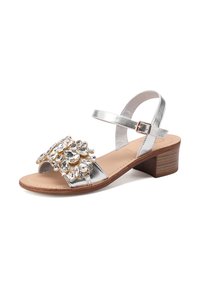 Sandalo metallico argento con dettaglio floreale di strass sul davanti, punta aperta e tacco di legno basso; cinturino alla caviglia con chiusura a fibbia.