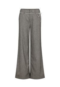 Grijze wijde broek met een knopen- en ritsluiting, riemlussen en een dunne witte touwriem die aan de rechterkant is gestrikt.