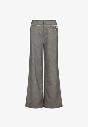 Grijze wijde broek met een knopen- en ritsluiting, riemlussen en een dunne witte touwriem die aan de rechterkant is gestrikt.