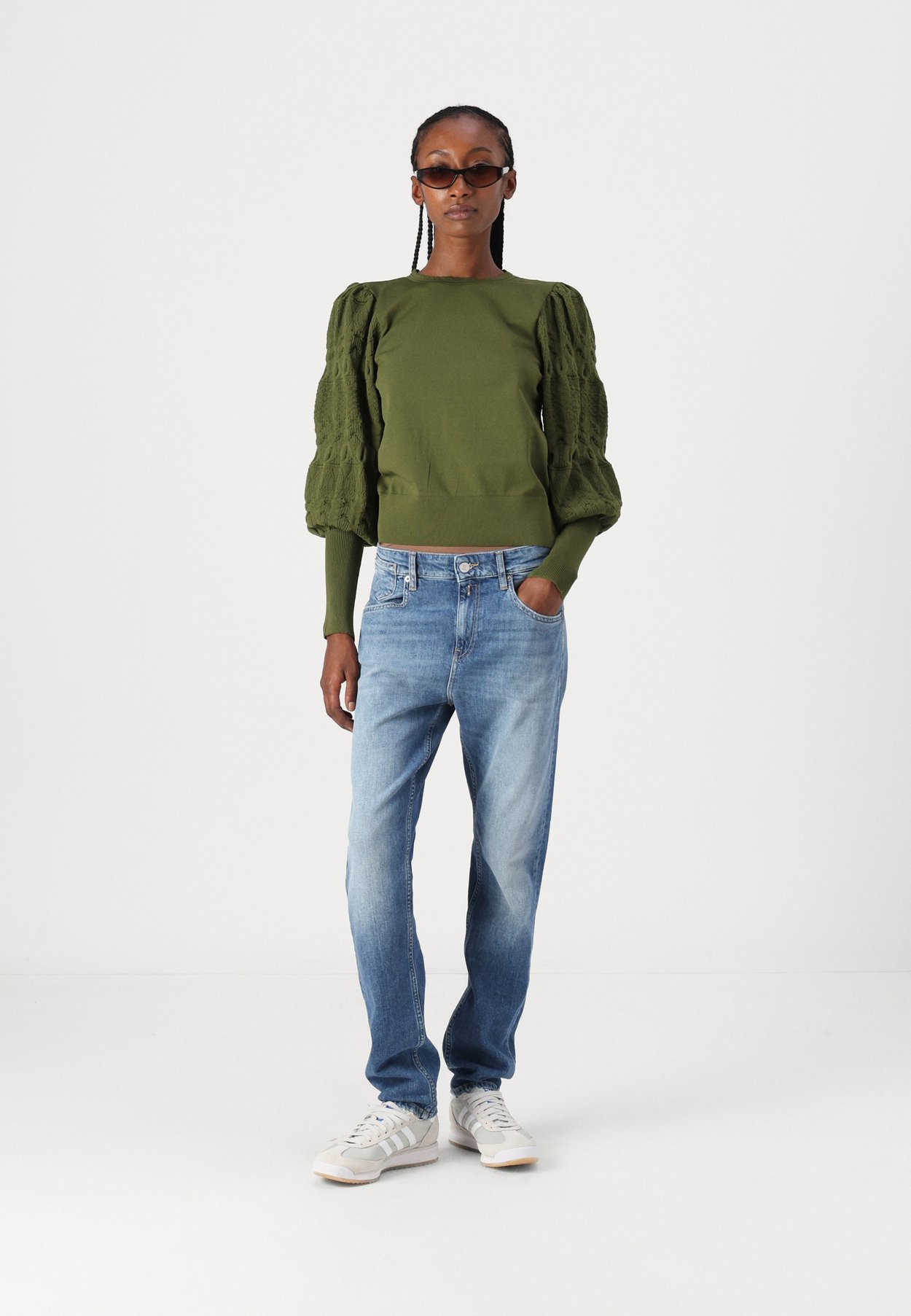 ONLMELITA O NECK