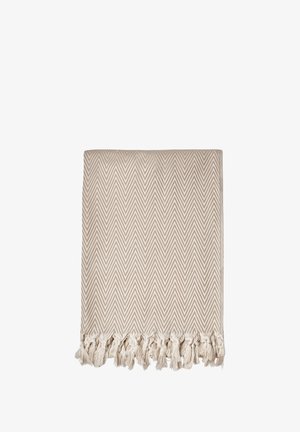 Coperta intrecciata beige con un sottile motivo a spina di pesce, caratterizzata da bordi frangiati per una maggiore texture e dettaglio.