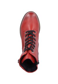 Bottine en cuir rouge avec des lacets et œillets noirs, dotée d'une fermeture éclair sur le côté et d'une finition lisse. La tige a une forme de orteil arrondi.