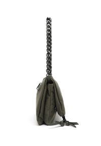 Borsa trapuntata verde kaki con tracolla a catena nera intrecciata, dotata di chiusura con zip e doppi manici in tessuto, con una finitura morbida e testurizzata.