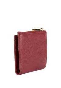 Portafoglio in pelle bordeaux con finitura testurizzata, dotato di una chiusura con zip dorata e diversi scomparti per carte sul lato. Forma compatta e rettangolare.