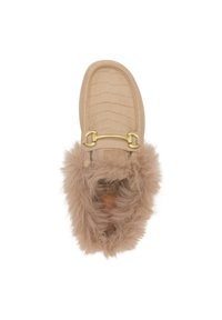 Scarpa slip-on color tan con tomaia in tessuto effetto coccodrillo, accenti in oro e una morbida fodera in pelliccia sintetica attorno alla caviglia.