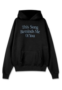 Čierna mikina s klokany. Na prednej strane je svetlomodrý text "Táto pieseň mi pripomína teba" napísaný štýlovým písmom.