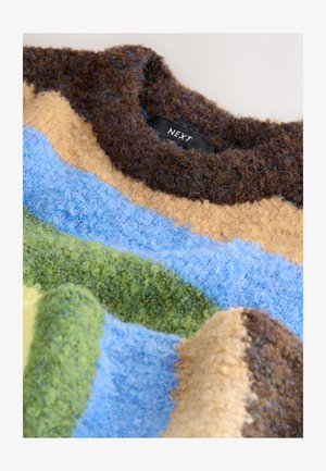 Sweter o fakturze z poziomymi paskami w odcieniach brązu, niebieskiego, żółtego i zielonego, wykonany z miękkiej przędzy. Widoczna metka marki.