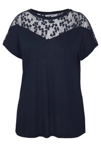 Marinblus med korta Ärmar, med en blomster spetspanel över axlarna och en mjuk, slät tygstruktur.