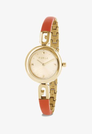 Orologio dorato con quadrante rotondo, dial crema testurizzato, cinturino in pelle arancione e bracciale a maglie. Caratterizzato da dettagli e corona dorati.