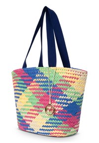 Geweven tote bag van meerkleurig materiaal in een diamanten patroon. Voorzien van marineblauwe stoffen hengsels en een gouden decoratieve charme.