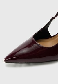 Burgundin lakattu nahka slingback-kengät, joissa on terävä kärki ja matala leikkaus, mikä paljastaa sisäosan ja ohuen korkean korot.