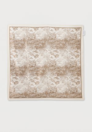 Kwadratowa jedwabna apaszka z beżowym i białym abstrakcyjnym wzorem skóry węża oraz wąską beżową obwódką, rozłożona na białym tle.