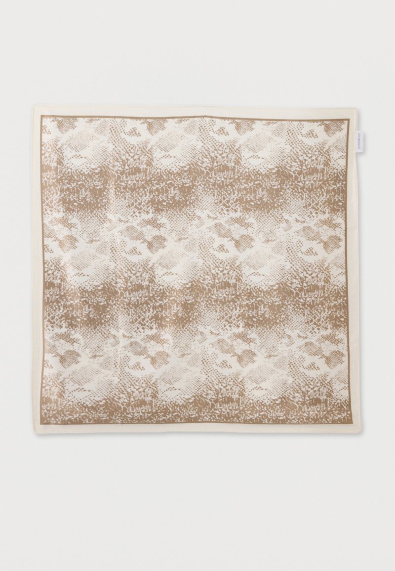 Τετράγωνο μεταξωτό μαντήλι με μπεζ και λευκό αφηρημένο σχέδιο δέρματος φιδιού και στενό μπεζ περίγραμμα, απλωμένο σε λευκό φόντο.