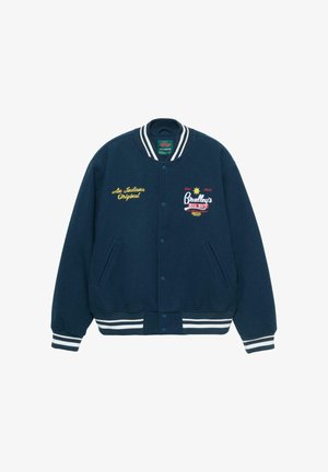 Granatowa kurtka varsity z białymi paskami na mankietach i kołnierzu, z haftowanym tekstem i wzorami na piersi i rękawie. Zapięcie na guziki.