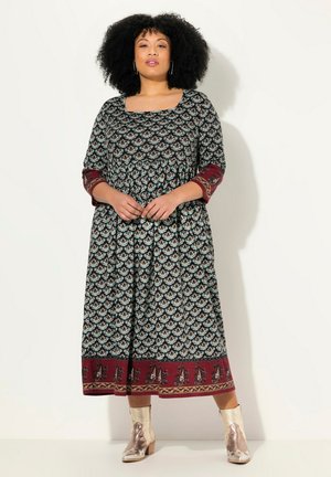 Vestido maxi de estampado floral en negro y azul, con escote cuadrado y acentos burdeos en las mangas y el dobladillo. Detalle de tela texturizada.