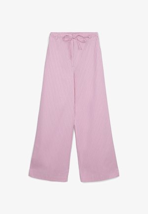 Pantalons larges roses avec de fines rayures verticales noires et un cordon de serrage rose assorti noué à la taille.