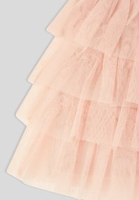 Gonna in tulle rosa con rouches sovrapposte, texture traslucida e finitura morbida, che mette in evidenza un design delicato e un movimento leggero.