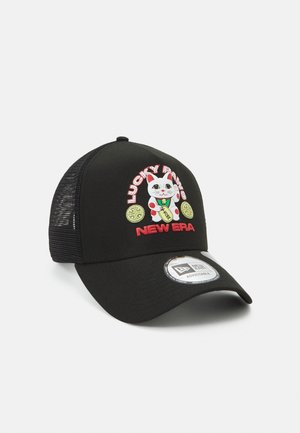 Casquette de baseball noire en mesh avec les inscriptions "Lucky Paw" et "New Era", ornée d'un chat porte-bonheur blanc et de deux pièces d'or brodées sur le panneau avant.