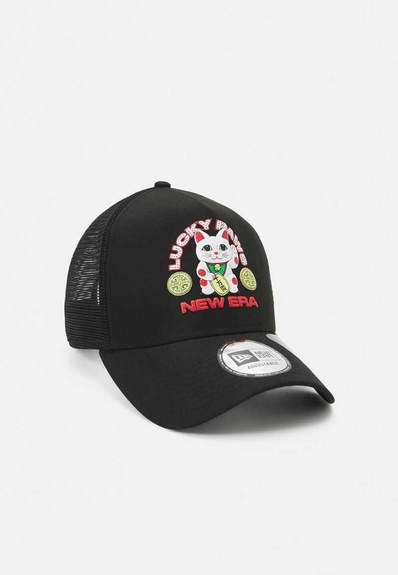 Casquette de baseball noire en mesh avec les inscriptions "Lucky Paw" et "New Era", ornée d'un chat porte-bonheur blanc et de deux pièces d'or brodées sur le panneau avant.