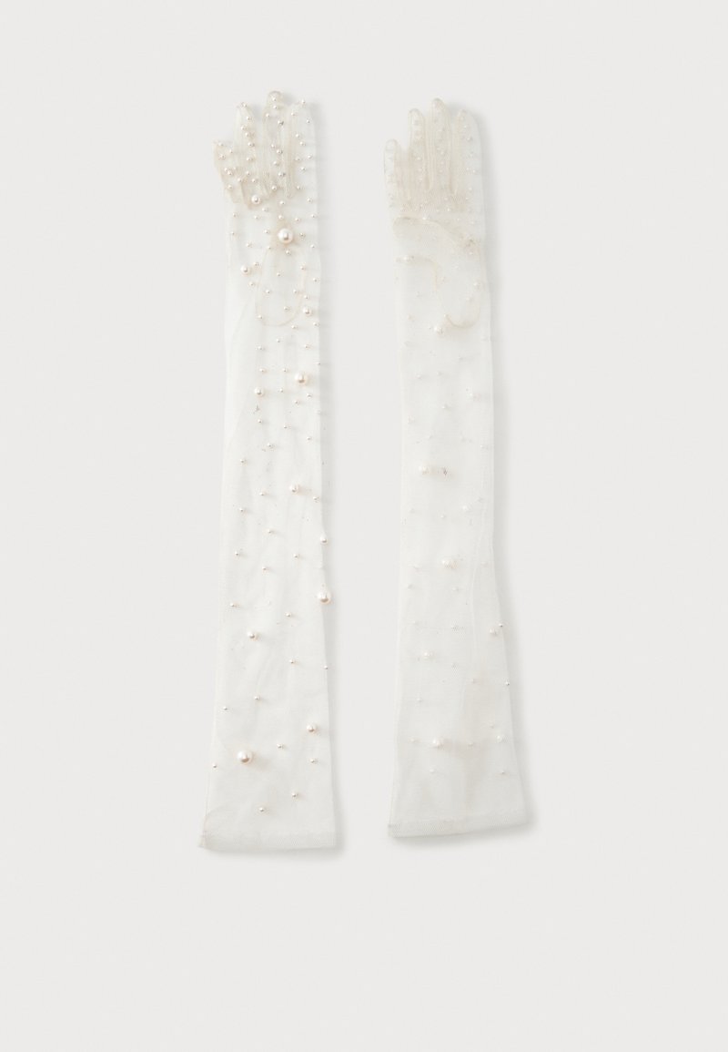 Longs gants blancs transparents décorés de perles petites et moyennes dispersées uniformément sur le tissu.