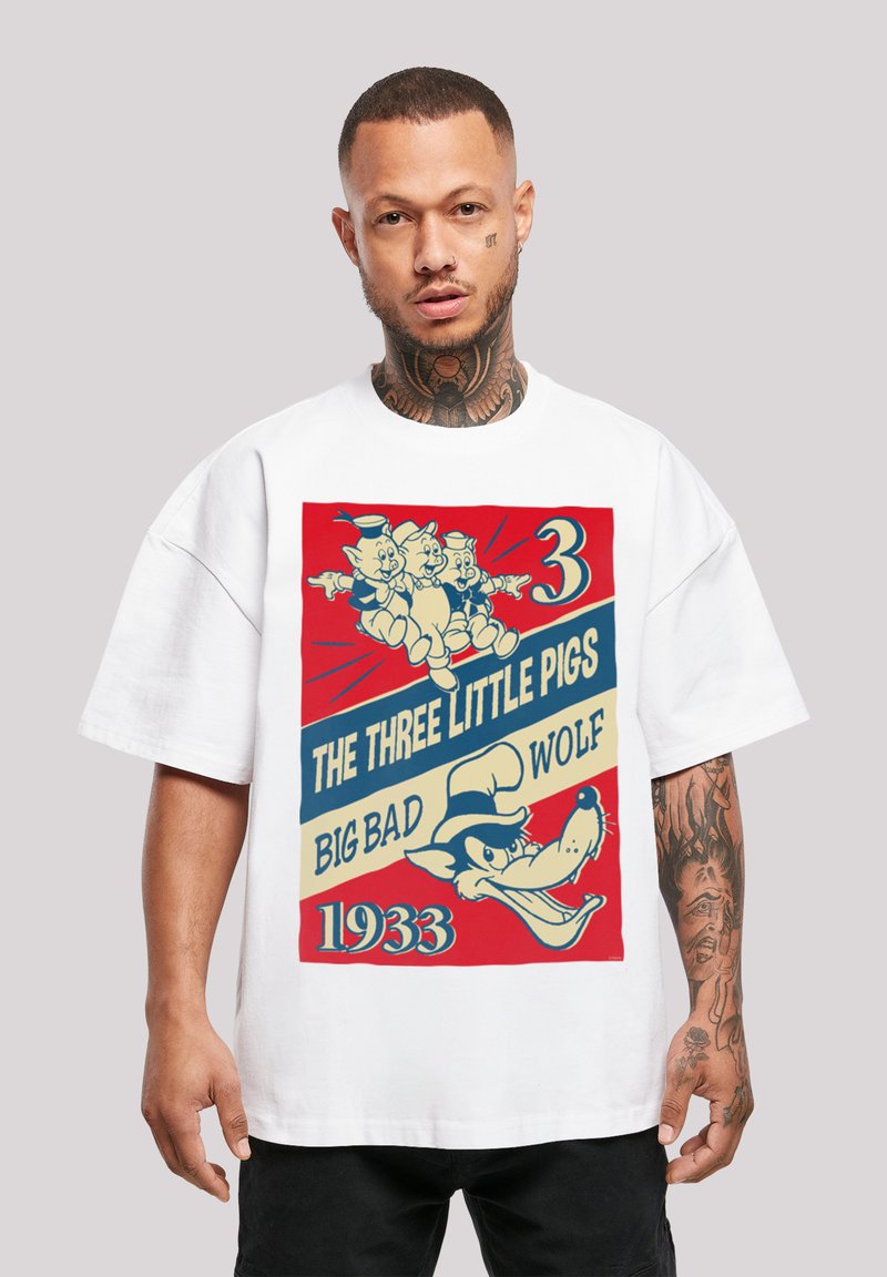 Hvit oversized t-skjorte med retro-print av "De tre små grisene" og Den store stygge ulven, med sterke farger og lekne grafikker.