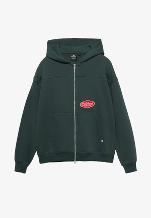 Tamnozelena dukserica s patentnim zatvaračem, izrađena od meke tkanine. Ima džep u obliku kengura, rebraste rukave i crveni logotip na prednjoj strani.