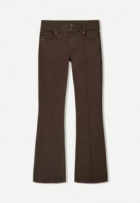 Vaqueros marrones acampanados hechos de denim con una textura suave. Presentan dos bolsillos frontales, una cinturilla clásica y detalles de costura sutiles.