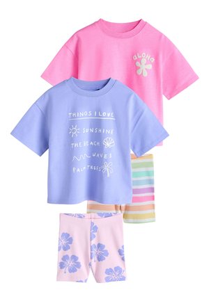 To t-shirts med korte ærmer, den ene pink med "Aloha" og blomstergrafik, den anden lilla med strandtema-tekst, kombineret med stribede og blomstrede shorts.