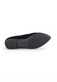 Chaussure plate en suède noir avec un bout pointu, semelle en caoutchouc texturée et logo Gabor discret au bas.
