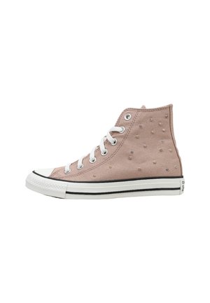 Zapatilla de lona rosa polvoriento de caña alta con cordones blancos, suela de goma blanca, franja negra y pequeños remaches metálicos en el lateral.