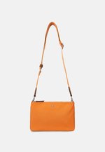 Landyn Crossbody Medium