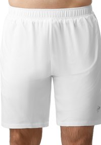 Weiße Badehosen mit elastischem Bund, glatter Textur, knielangem Design und einem kleinen Logo auf der unteren rechten Seite.