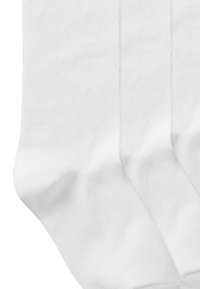 Weiße Baumwollsocken mit einem Rautenmuster, gerippten Bündchen und glatter Textur, angeordnet in einem Set von drei.
