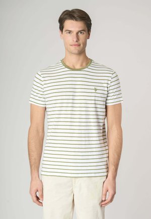T-shirt a righe bianca e verde, maniche corte, collo rotondo, con righe orizzontali e un piccolo logo ricamato sul petto.