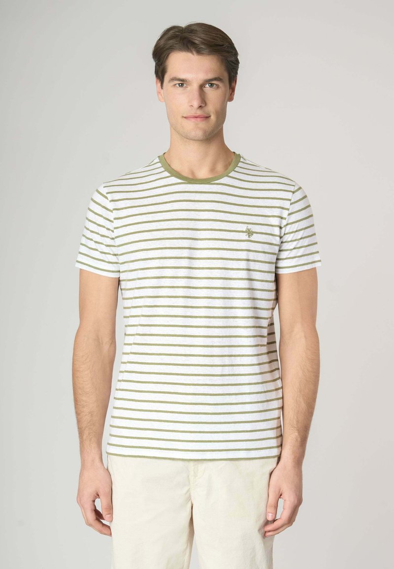 T-shirt a righe bianca e verde, maniche corte, collo rotondo, con righe orizzontali e un piccolo logo ricamato sul petto.