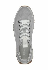 Sneaker in tessuto grigio con lacci bianchi, suola in gomma e superficie liscia. Presenta una punta cucita e un logo sulla linguetta.
