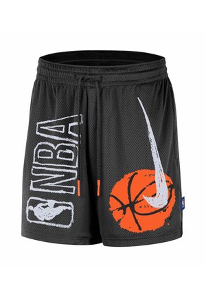 Zwarte sportshorts van mesh met witte NBA-tekst en logo aan de linkerkant, een oranje basketbal en witte Nike-swoosh aan de rechterkant, en een zwart trekkoord met oranje uiteinden.