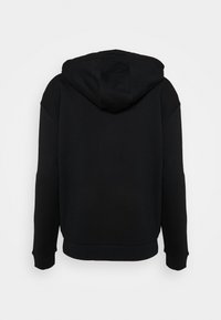 Sudadera negra con capucha ajustable, mangas amplias y puños acanalados, confeccionada con una tela suave y texturizada, mostrada desde la parte trasera.