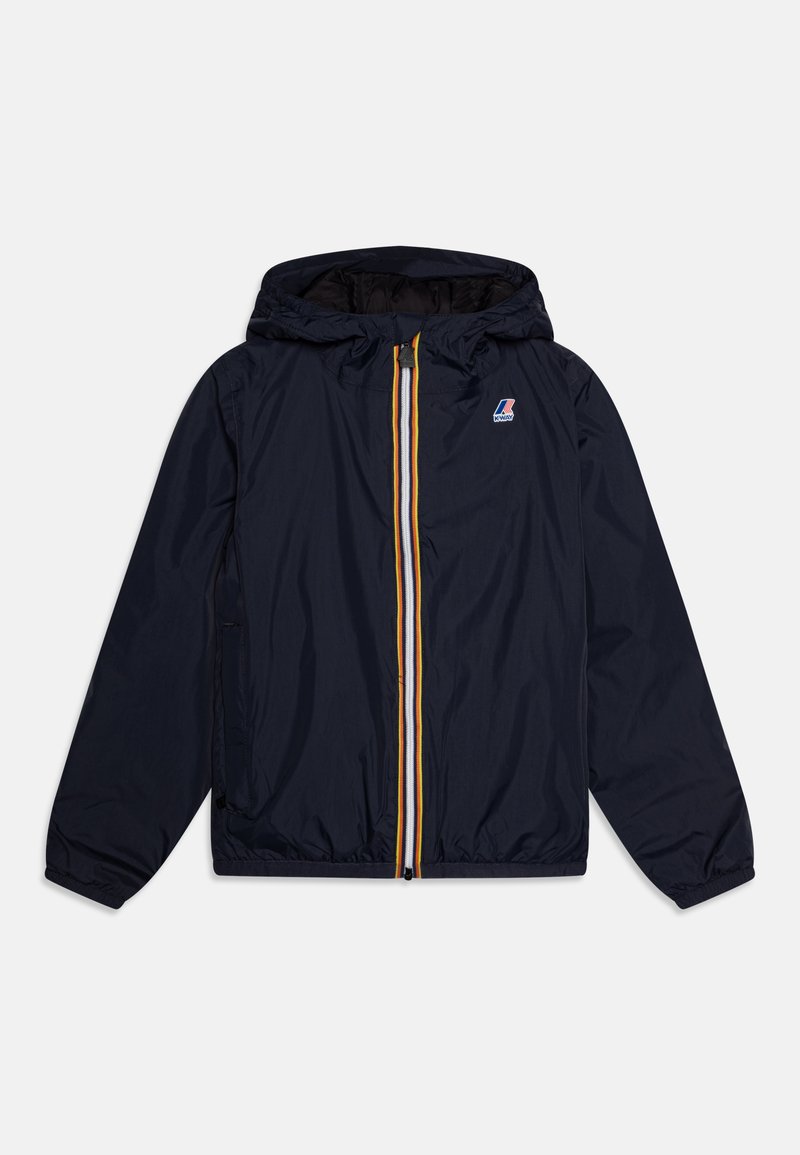 Veste bleu marine avec capuche, poignets élastiques et fermeture éclair à l'avant, ornée de rayures jaunes et blanches. Logo sur le haut à gauche de la poitrine. Matériau léger.